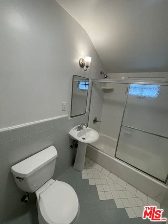 Building Photo - 3192 Queensbury Dr