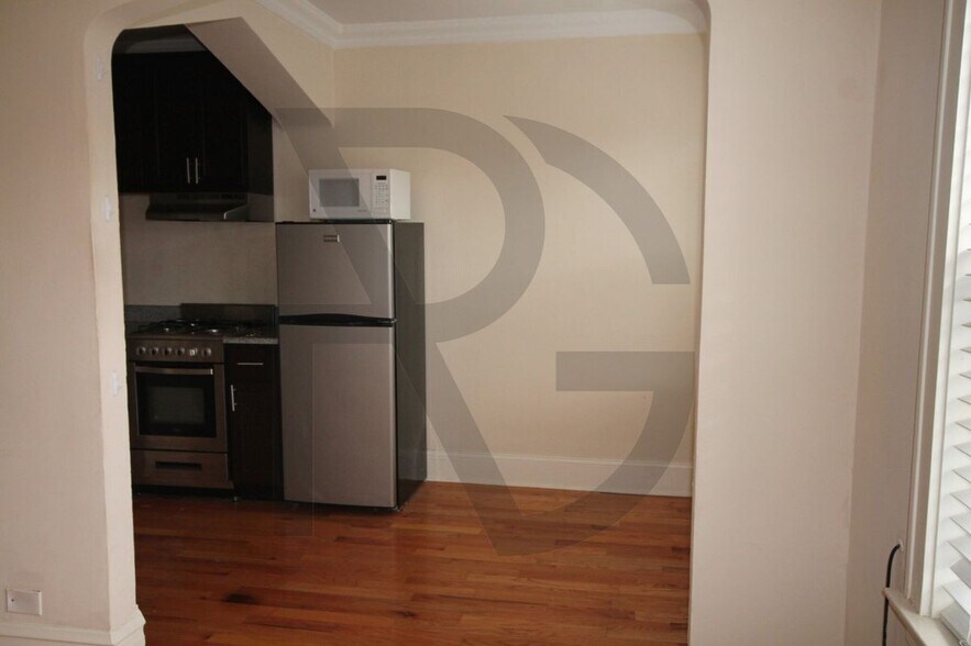 Building Photo - 4737 N Hermitage Ave