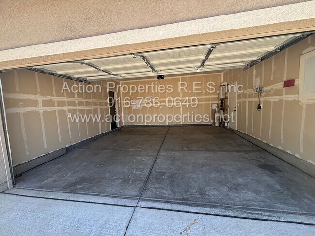Building Photo - Solar - Whitney Ranch Newer Single Story, ...