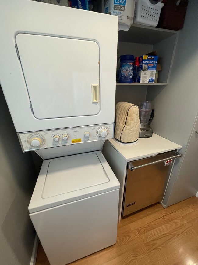 Washer, Dryer, Dishwasher in unit. - 1521 Alexander St