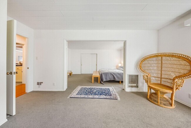 Building Photo - 724 N Refugio Rd