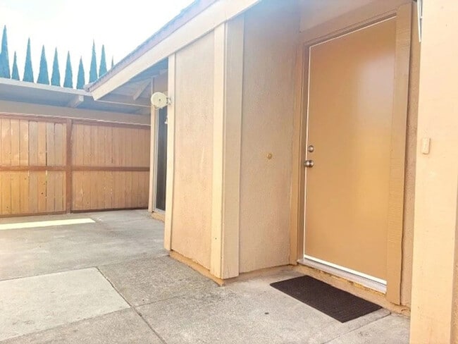 Building Photo - 2174 Larch Ln