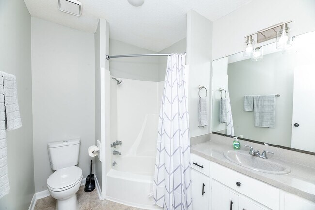 Building Photo - Charming and Spacious Home