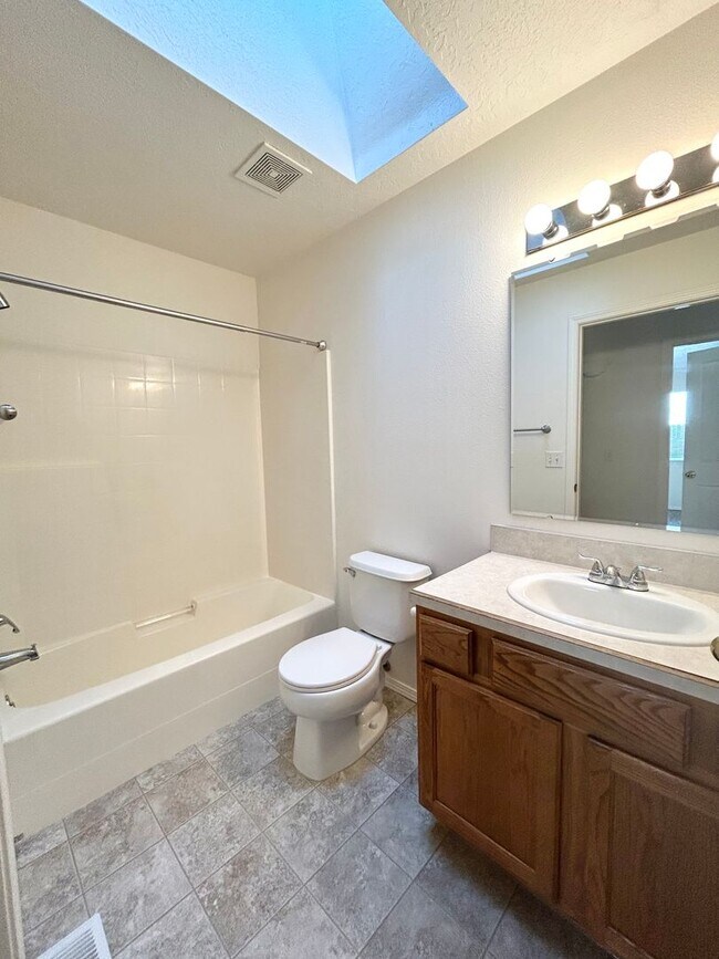 Building Photo - 4650 N Date Palm Ave