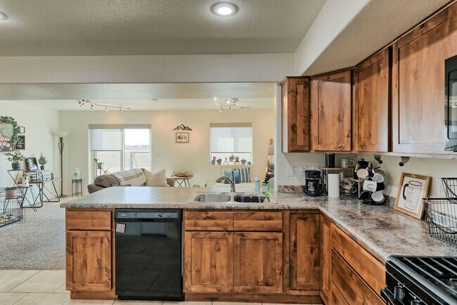 Building Photo - 3 Bedroom 2 1/2 Bath Townhome in Wellington
