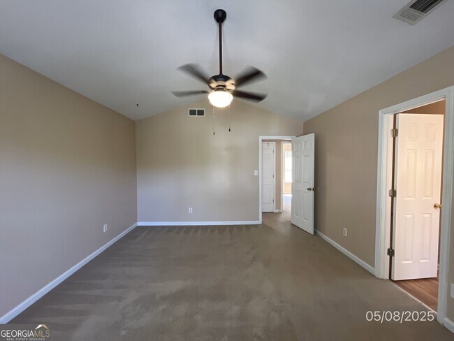 Building Photo - 260 Village Dr