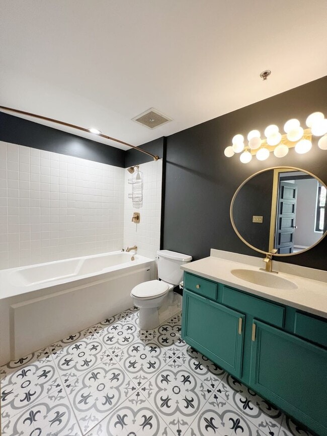 Building Photo - Modern 2-Bedroom Downtown KC Condo with Pa...
