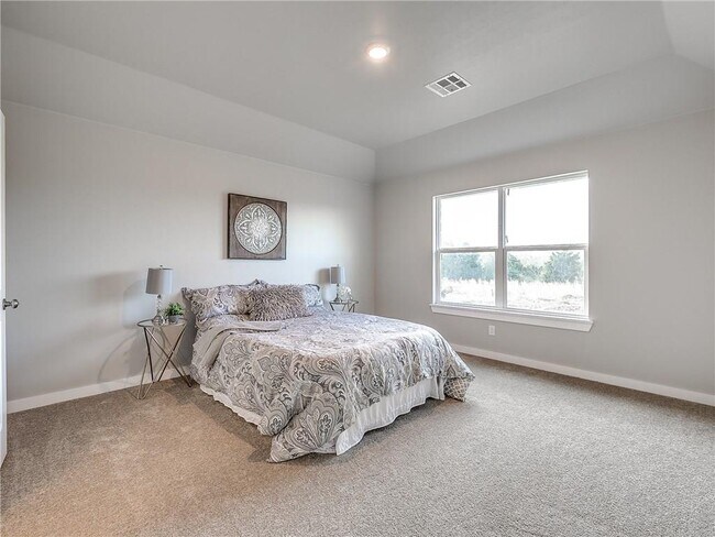 Building Photo - 1270 Lakeview Dr