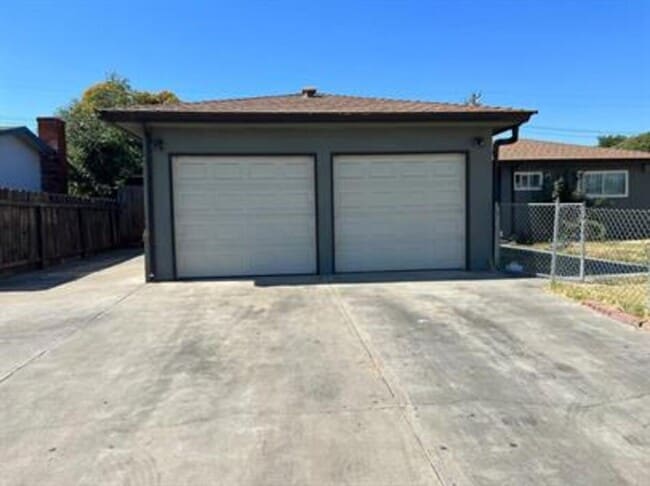 Building Photo - 541 E Cypress Ave