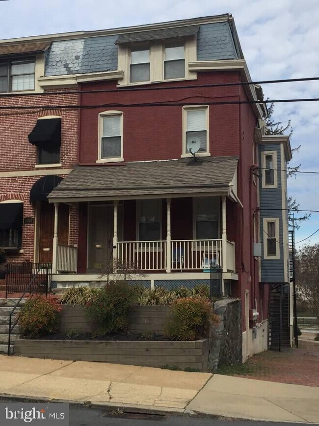 Building Photo - 1201 W 9th St
