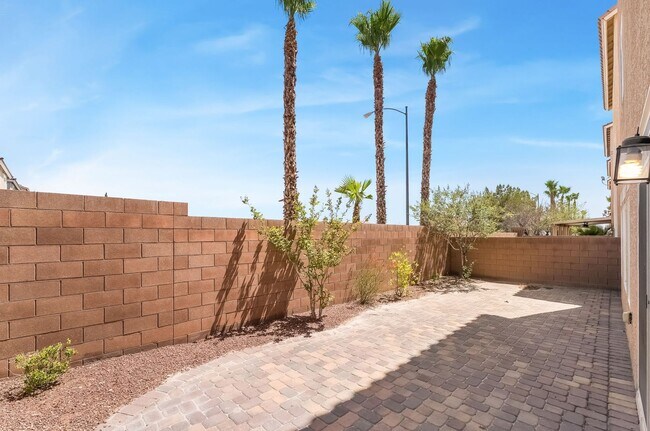 Building Photo - Upgraded Tri-Level Home on a Cul-de-Sac Lot in Southwest