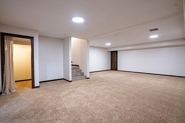 Building Photo - 6649 N Madellaine Dr