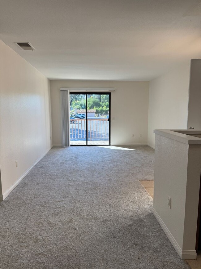 Building Photo - $400 off first months rent!! And 1 bed 1 b...