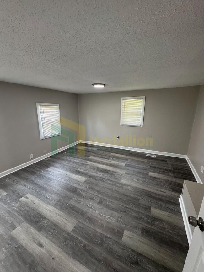 Building Photo - Beautifully Remodeled 4BR/2BA Home with Sp...