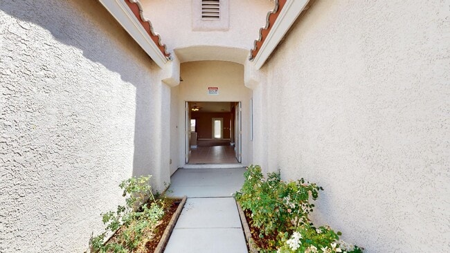 Building Photo - One Story Home Near Beautiful Mountain's Edge Community