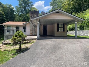 Building Photo - Walking Distance to the Parkway!