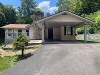 Building Photo - Walking Distance to the Parkway!