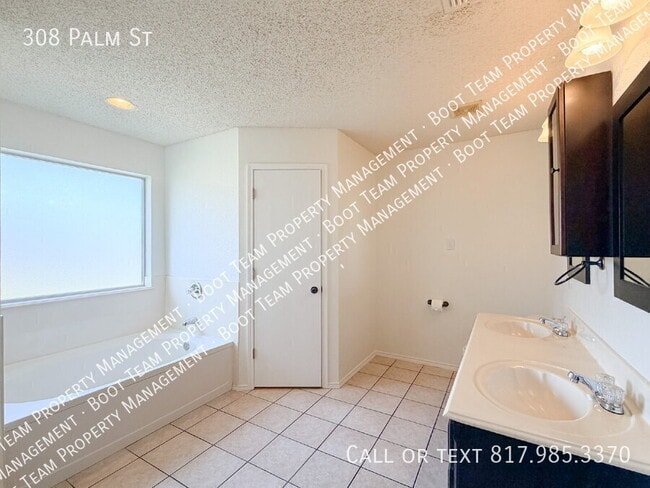 Building Photo - 308 Palm St