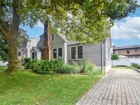 Building Photo - 20 Oldwood Rd S