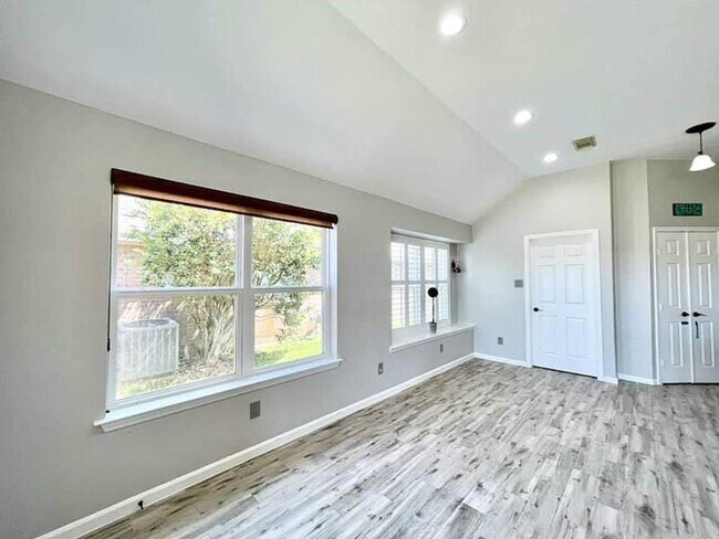 Building Photo - 2526 Lake Dale Ln