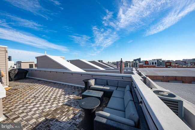 Building Photo - 1326 N Mascher St