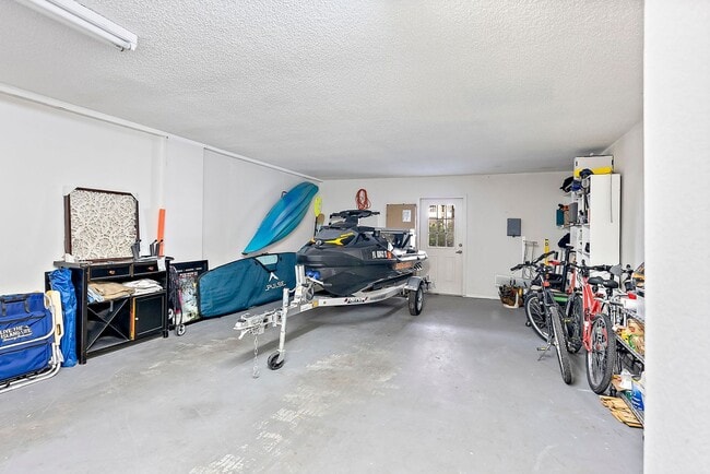 Building Photo - Impeccably Furnished Annual Rental Townhom...