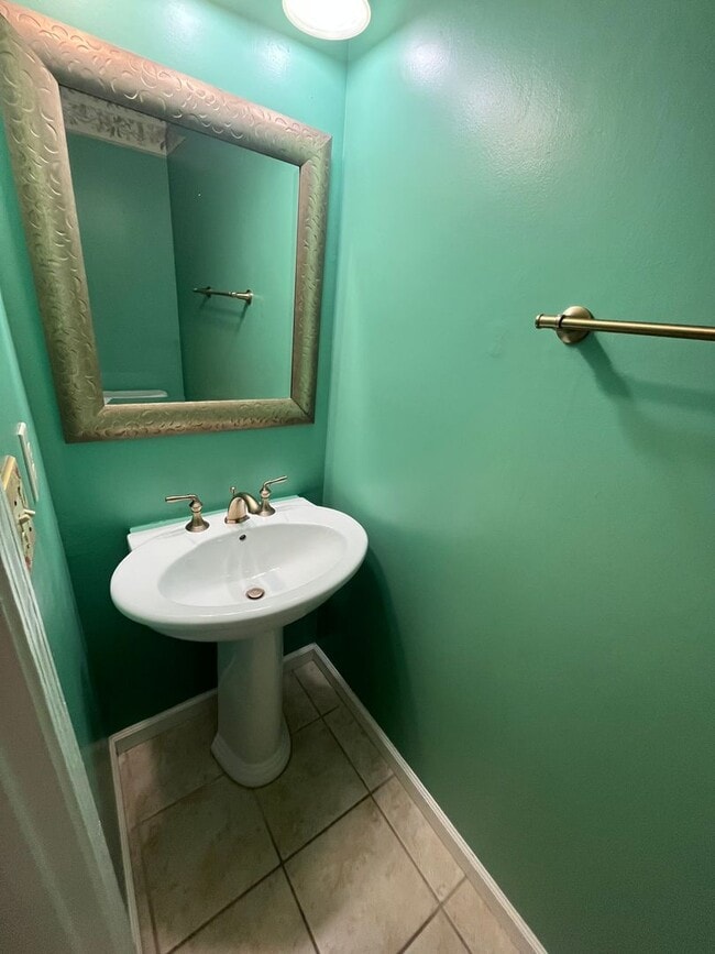 Building Photo - Beautiful Northeast Townhome!