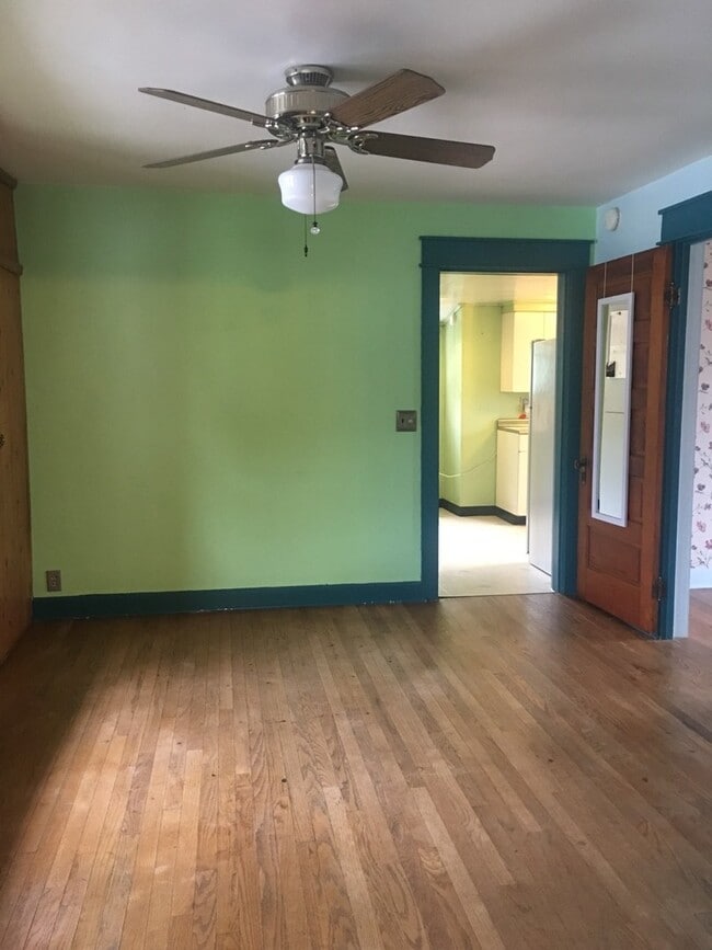 Building Photo - 2 bedroom, 1 bath Bungalow - Available Now!