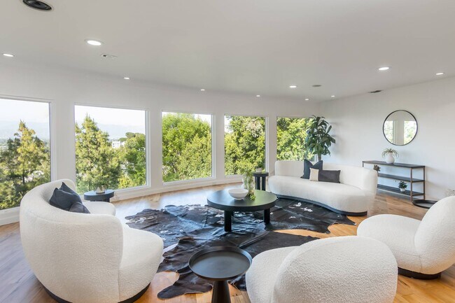 Building Photo - 3828 Alomar Dr