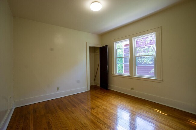 Building Photo - Spacious 4 Bedroom Apartment - 6/1/26