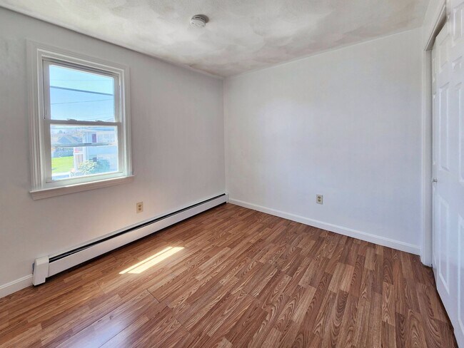 Building Photo - Beautifully remodeled townhouse with garage.