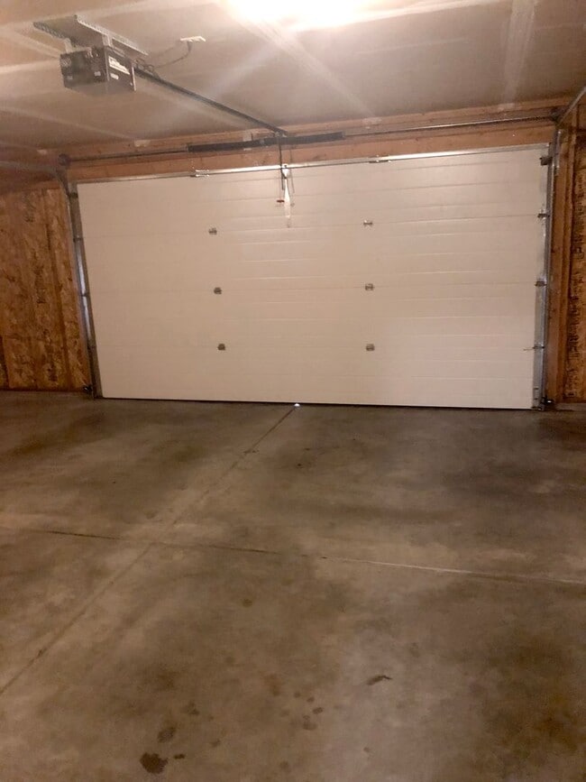 Building Photo - Single Story Home w/Huge Fenced Backyard!