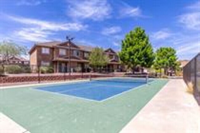 Building Photo - Hidden Valley Townhome!