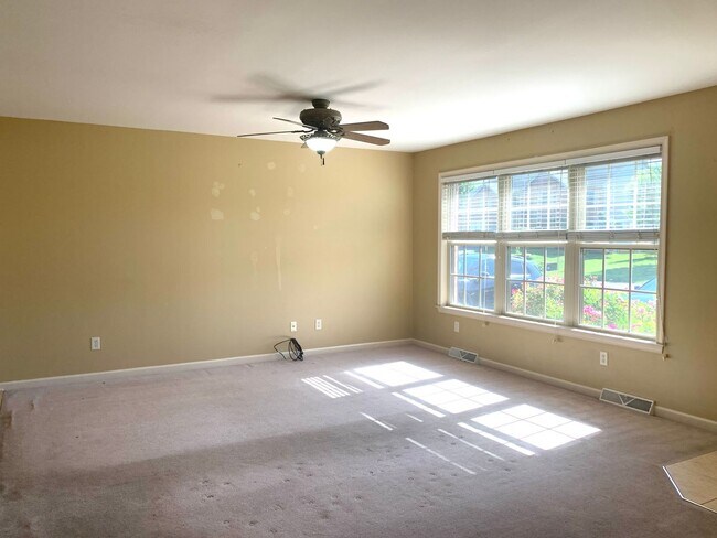 Building Photo - Lovely single family, brick rancher home with 3 beds/2.5 baths!!