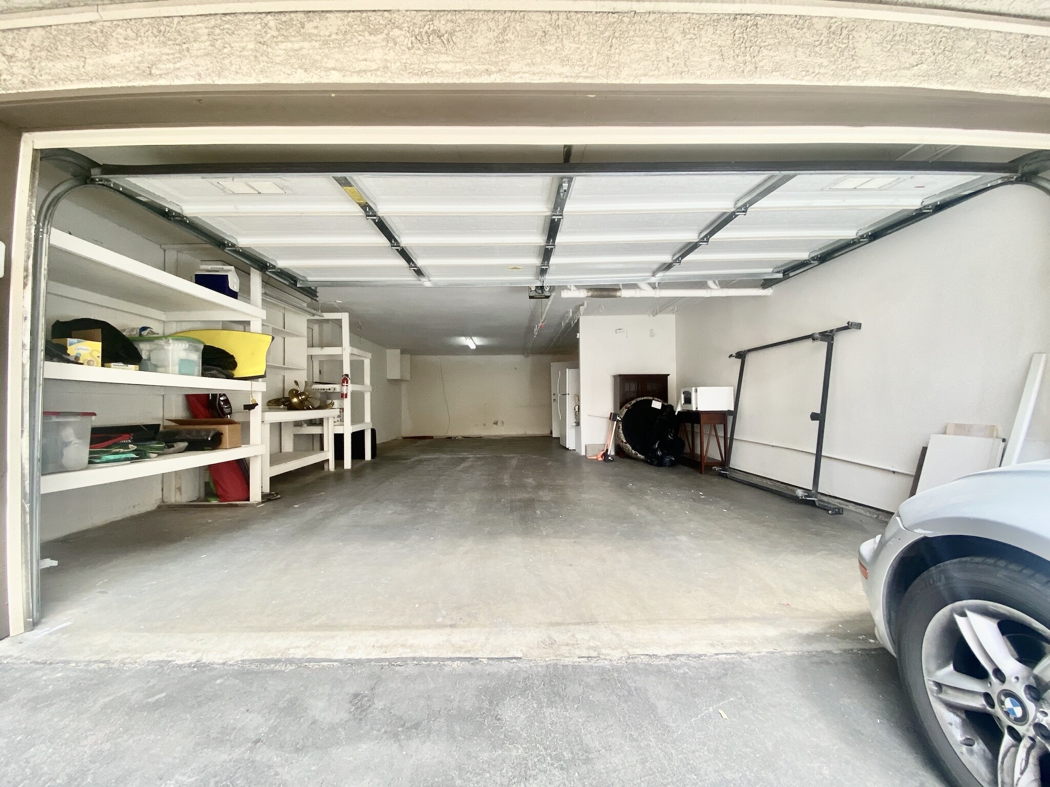 Very large garage for 3+cars - 15059 Sherman Way