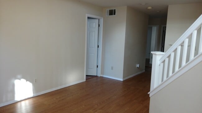 Building Photo - Beautiful House in a Great Neighborhood!