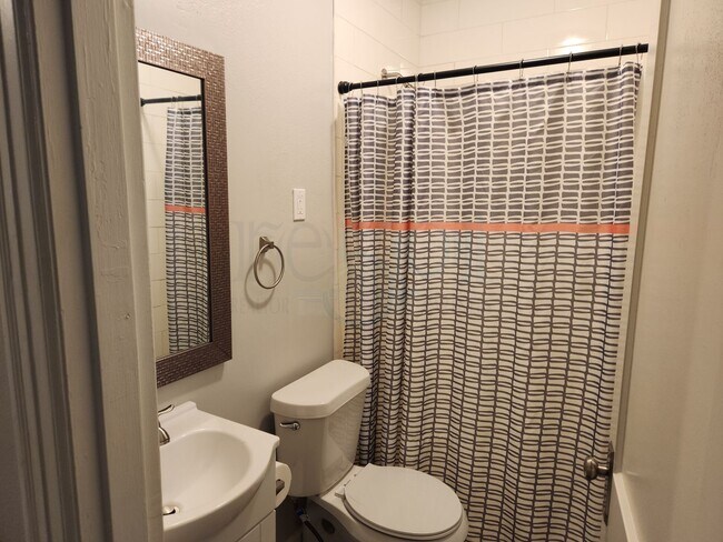 Building Photo - Cozy Apartment located near UAMS!