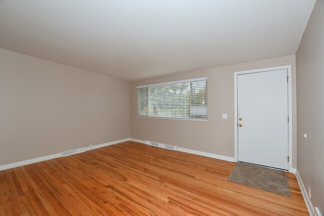 Living - 1801 Crestmore Pl