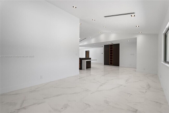 Building Photo - 5020 Hawkhurst Ave