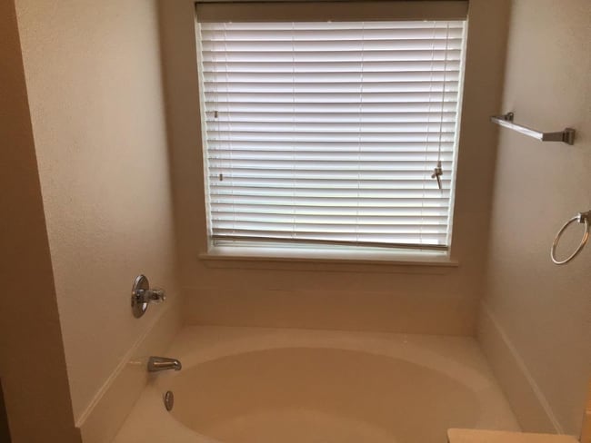 Building Photo - 1620 Northview Dr