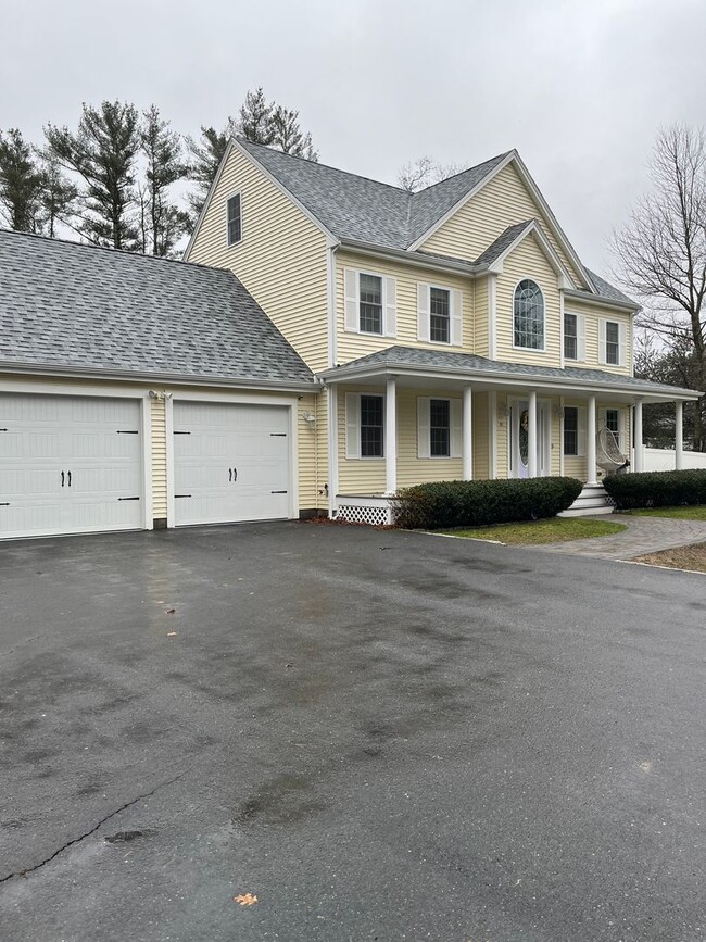 Building Photo - Executive 3br / 2.5 ba home in Middleboro