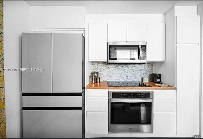 Building Photo - 300 S Biscayne Blvd