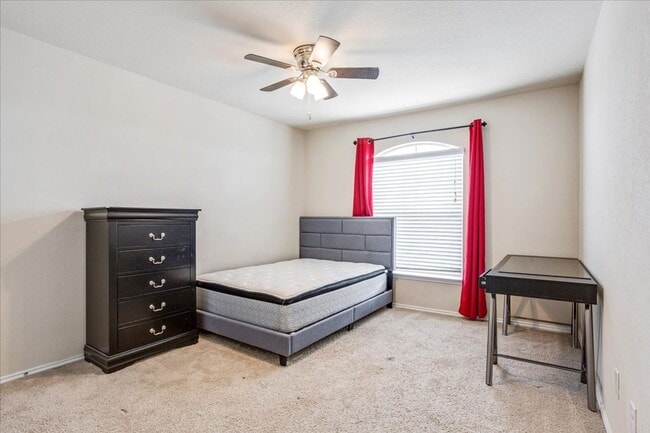 Building Photo - 4/2.5 in Midway ISD