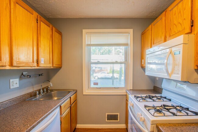Building Photo - Amazing 4 BR/2 BA Semi-Detached Home in Ca...