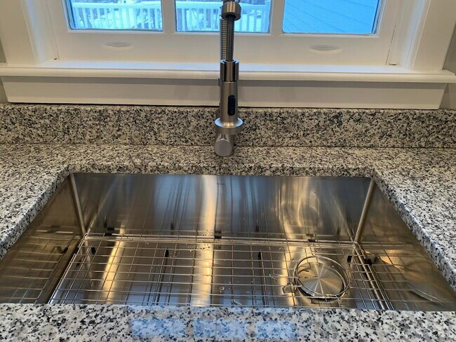 Stainless sink - 125 Oxford Rd