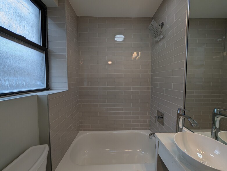 Building Photo - 515 W Belmont Ave