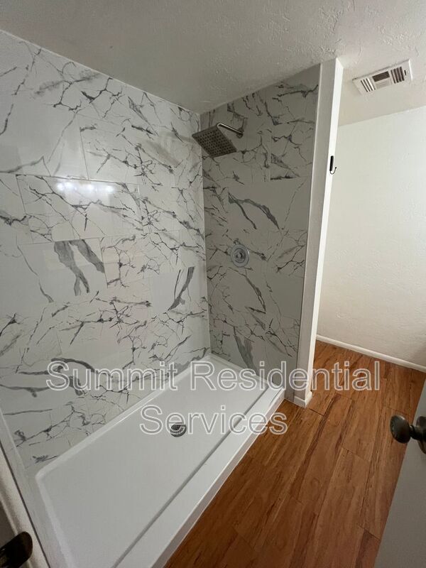 Building Photo - 1700 W Wood Bridge Ct