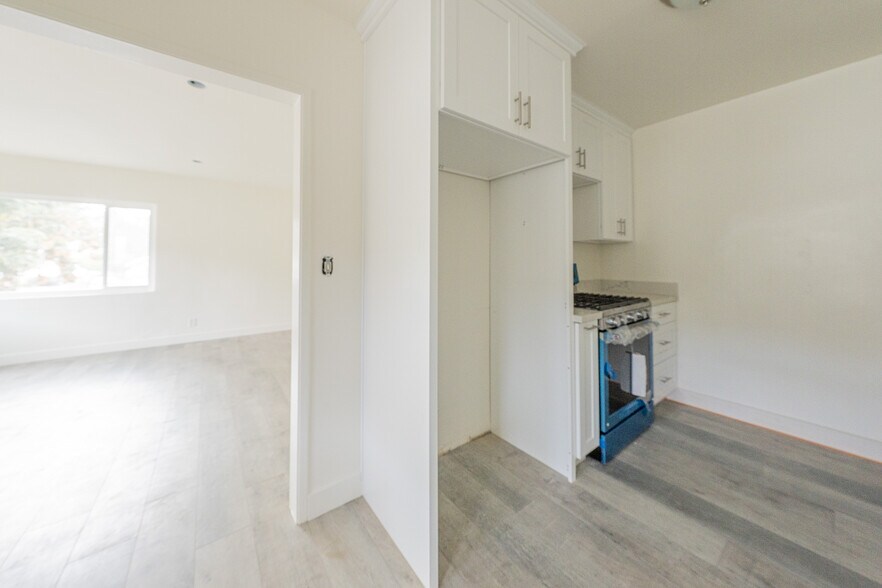 Building Photo - 10043 Haines Canyon Ave