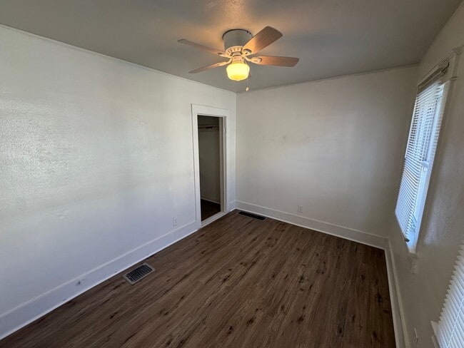 Building Photo - Centrally located 2 bedroom house