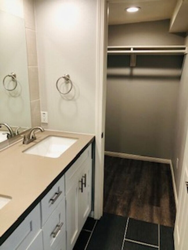 Building Photo - 6823 Amherst St